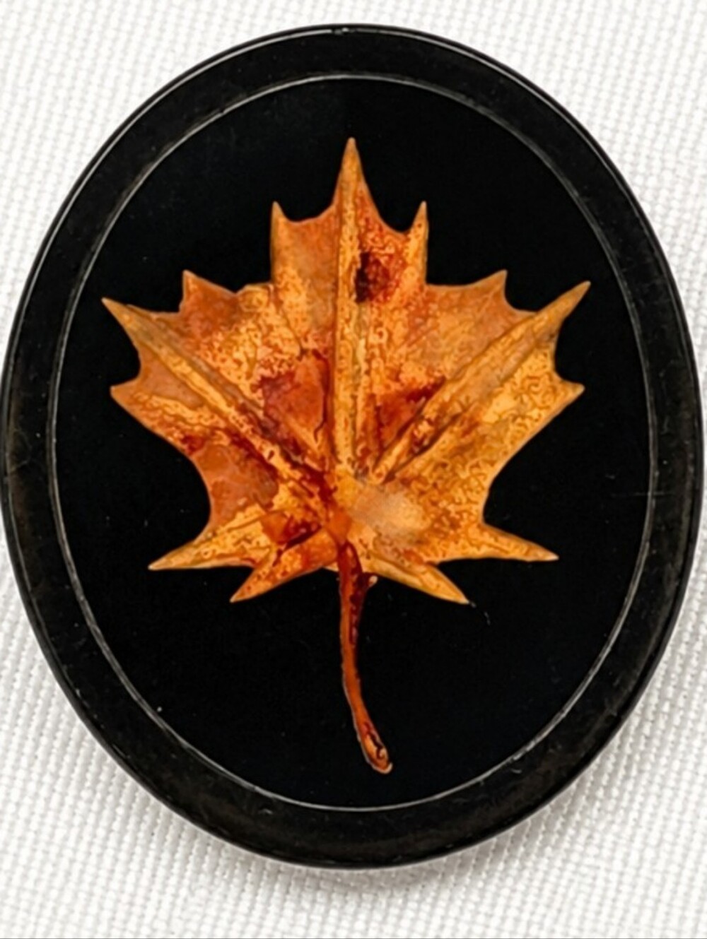 🍁Vintage Maple Leaf Cameo Brooch Pin Black Oval Autumn Fall Nature Gold Tone